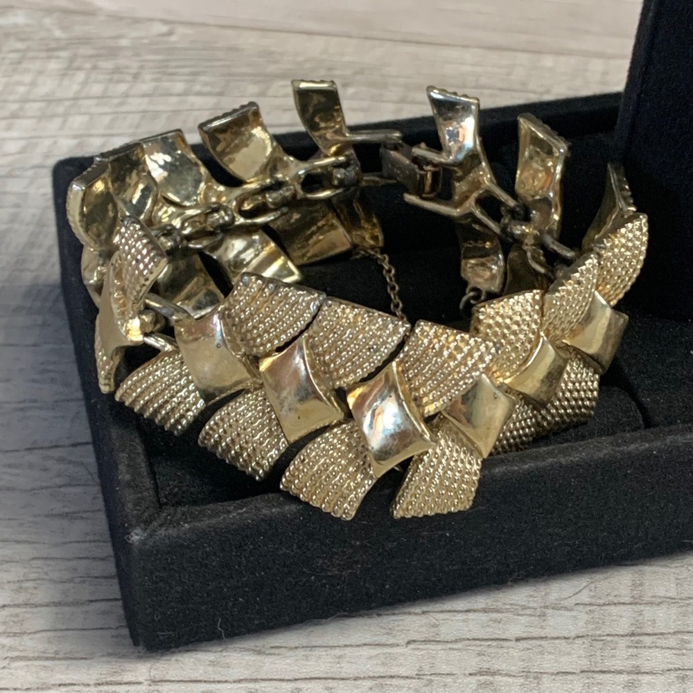 Coro Vintage Gold Tone Textured Link Bracelet with Safety Chain Geometric 5172
